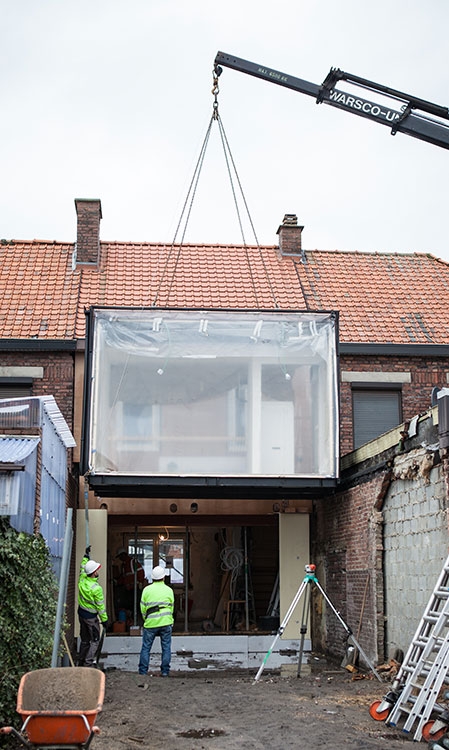 Plaatsing van een 3D prefabmodule in staal met geïntegreerde en vooraf gemonteerde ventilatieen verwarmingsunit.