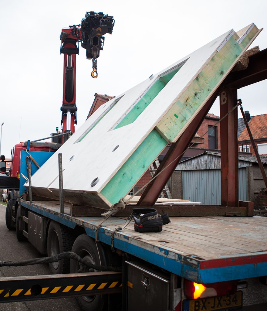Levering van een houten prefab gevelelement dat ook al de verdeel- en ventilatieleidingen bevat. Levering van een houten prefab gevelelement dat ook al de verdeel- en ventilatieleidingen bevat.