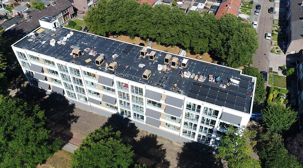 De stalen frames werden met isolatieplaten van Sto voorzien en in het atelier verder afgewerkt met een combinatie van steenstrips en crepi. Deze modules werden in hun geheel op de werf geïnstalleerd. De stalen frames werden met isolatieplaten van Sto voorzien en in het atelier verder afgewerkt met een combinatie van steenstrips en crepi. Deze modules werden in hun geheel op de werf geïnstalleerd.