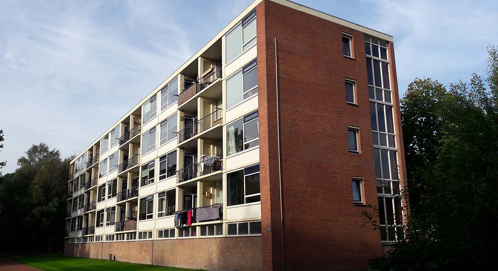 Appartementencomplex in Assen voor de renovatie.