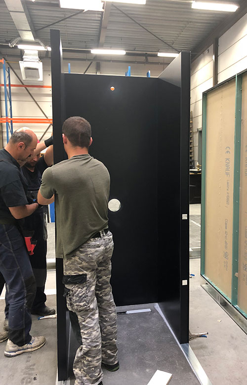 De badkamermodules worden in optimale omstandigheden door vakmensen geassembleerd.