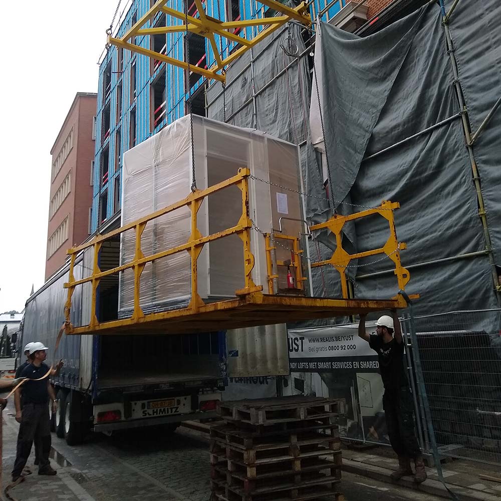 Met een kraan werden gemiddeld 25 modules per dag in de studio’s geplaatst. Met een kraan werden gemiddeld 25 modules per dag in de studio’s geplaatst.