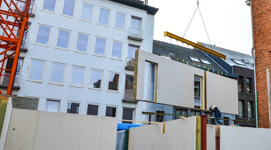 Op amper twaalf dagen was het hele gebouw, inclusief geprefabriceerde vloeren en dak, wind- en waterdicht.